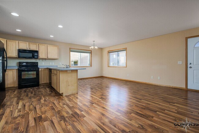 Foto del edificio - SPACIOUS UPDATED TOWNHOME WITH IN-UNIT LAU...
