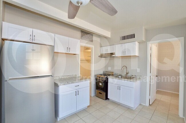 Building Photo - 3207 N 67th Pl