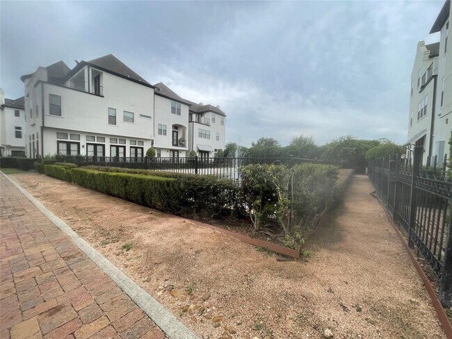 Building Photo - 9944 Woodwind Lane North