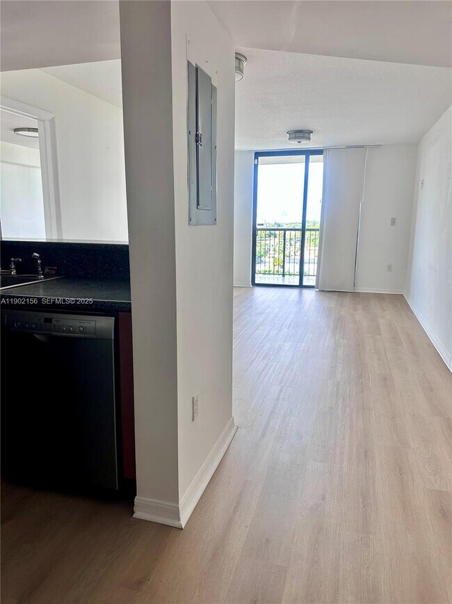 Foto del edificio - 1690 SW 27th Ave