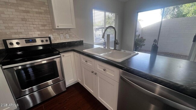 Building Photo - 3337 S Parkside Dr