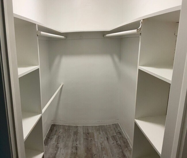 Building Photo - Up to 2 Months Free! Spacious 1/1 in Central Location!