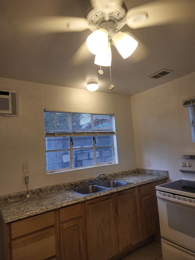 Foto del edificio - 1516 Carlisle Blvd SE