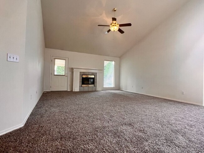 Building Photo - 4650 N Date Palm Ave