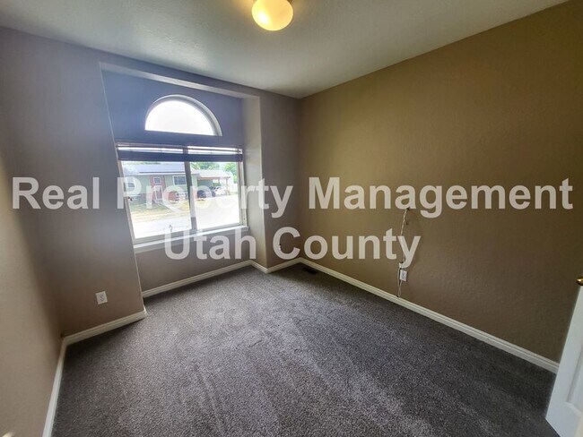 Building Photo - Great Provo Home-Dogs Allowed!