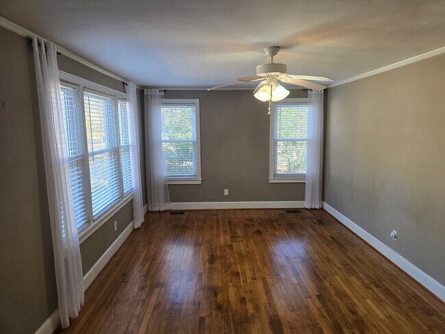 Building Photo - 2 bed 1 bath brick house