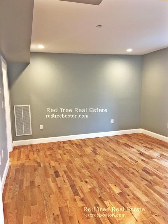 Building Photo - 31 Bacon St