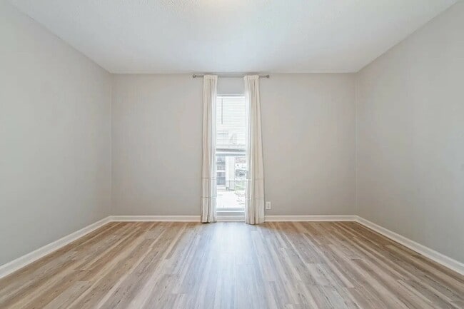 Foto del edificio - 420 Elysian Fields Rd