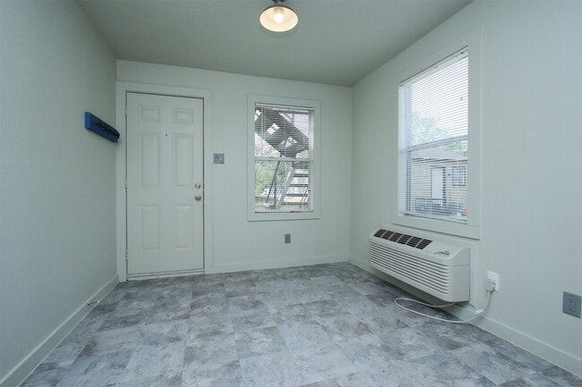 Building Photo - 505 E 32nd St