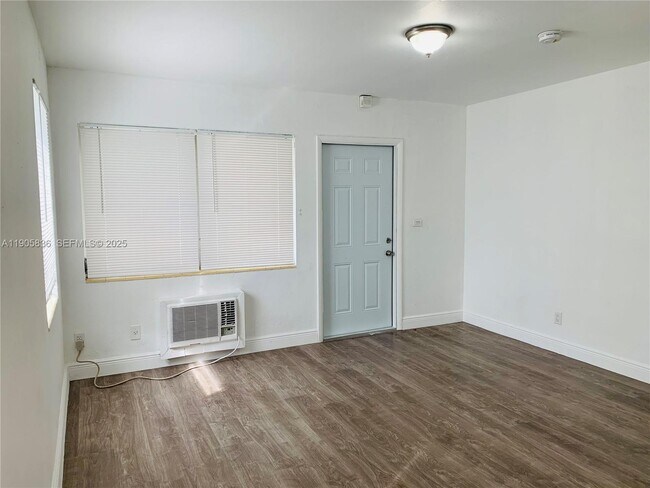 Foto del edificio - 738 NE 86th St