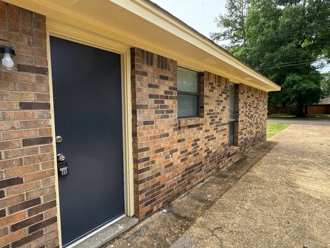 Building Photo - 3-Bedroom Gem !!