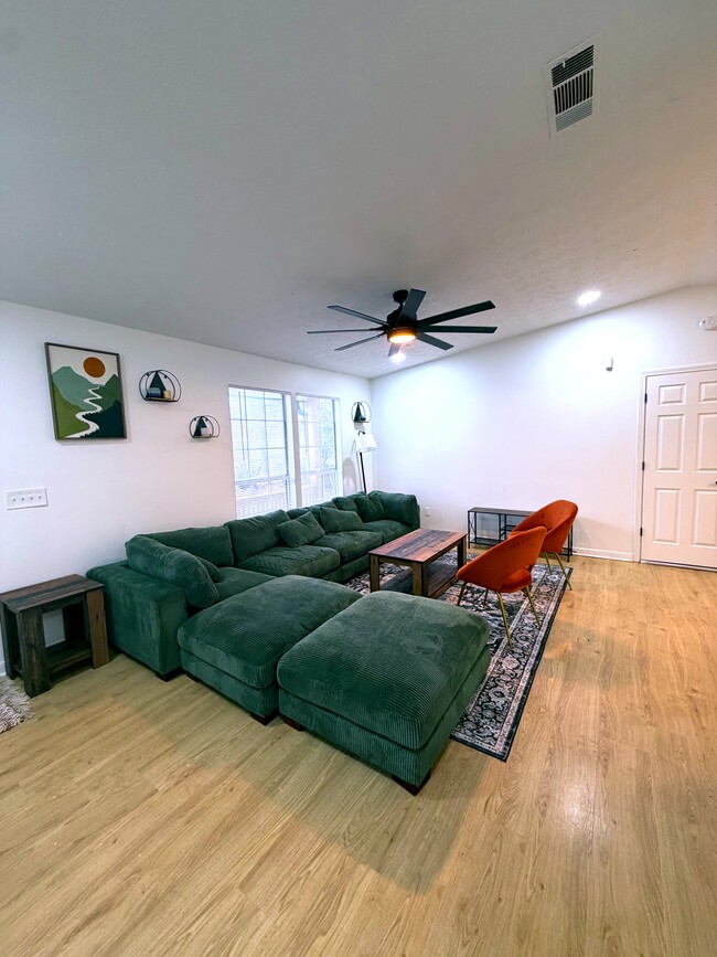 Building Photo - 259 Tarragon Way SW