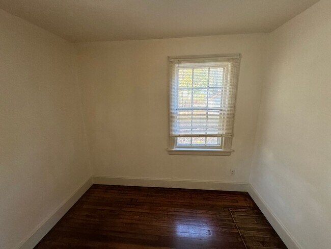 Building Photo - 2 Bedroom House