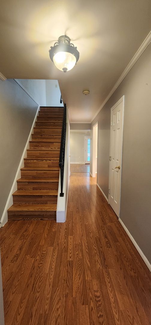 Building Photo - Bright and Beautiful End Unit Townhome