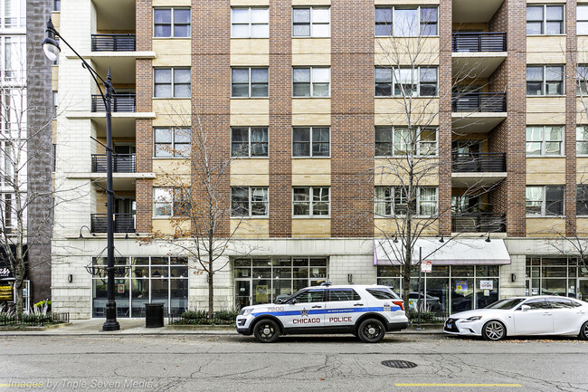 Building Photo - 873 N Larrabee St