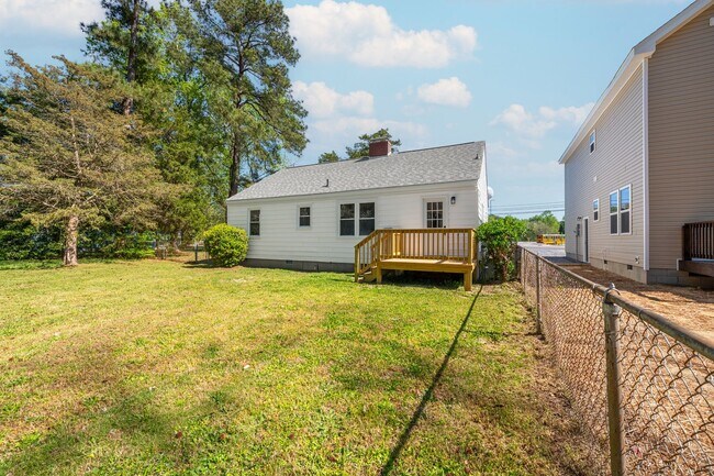 Foto del edificio - Call Sabrina Thomas at 757-767-0767 for more information