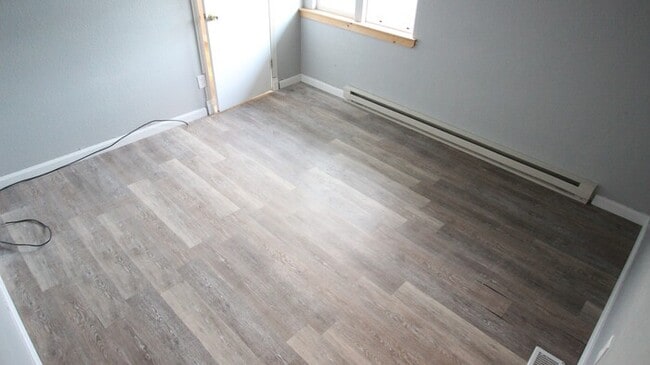 Building Photo - Large corner unit with separate bedroom