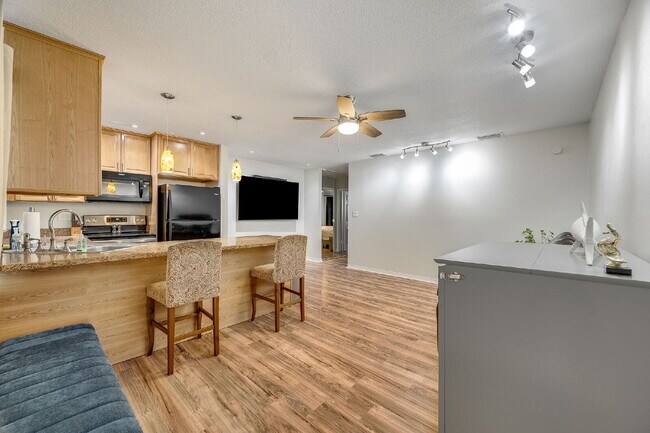 Foto del edificio - Updated 1 bedroom condo near the river!