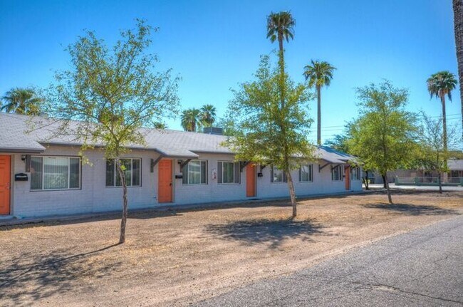 Building Photo - ONE BED ONE BATH WITH CONCRETE FLOORS