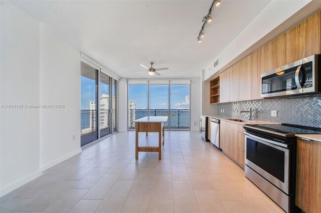 Building Photo - 2150 N Bayshore Dr