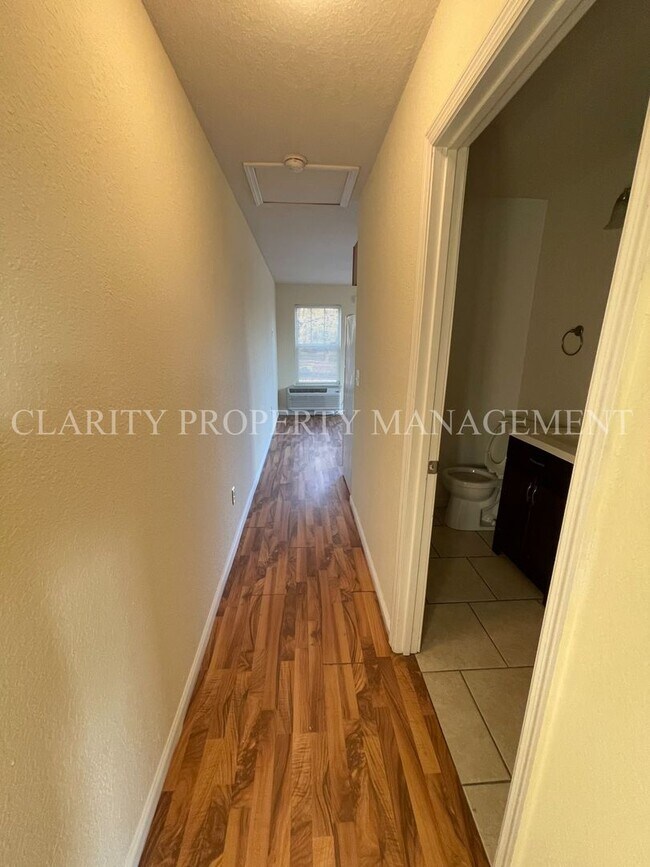 Building Photo - One bedroom duplex in Charleston!
