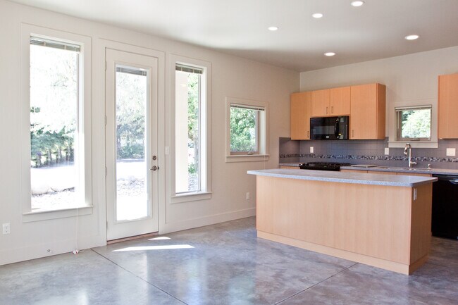 Building Photo - New Build-Beautiful Home!
