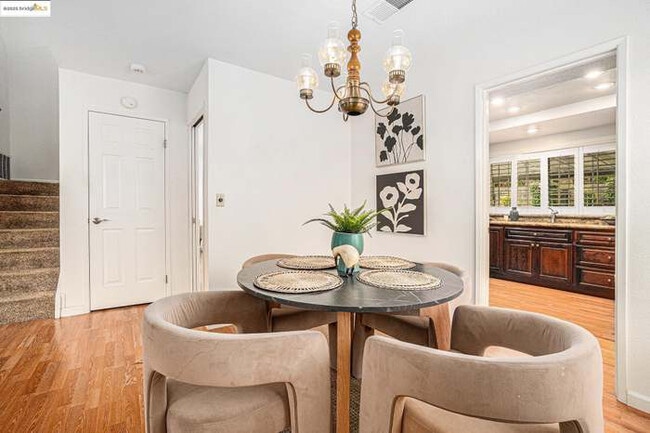 Building Photo - 1022 Village Dr