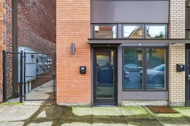 Photo - 18-20 N Monroe St Apartment