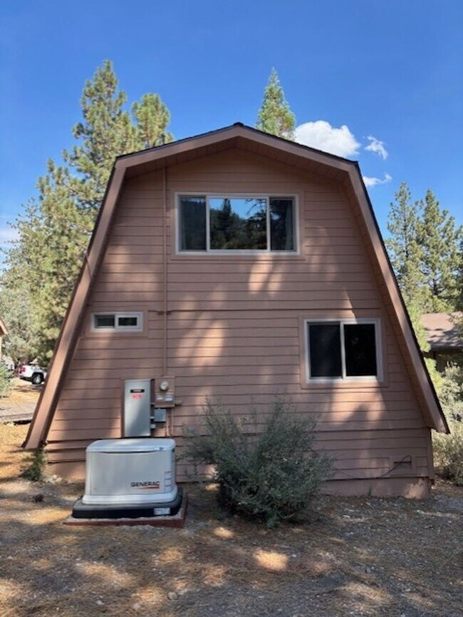 Building Photo - Clean 1 Bedroom / 1 Bathroom House in Pine...