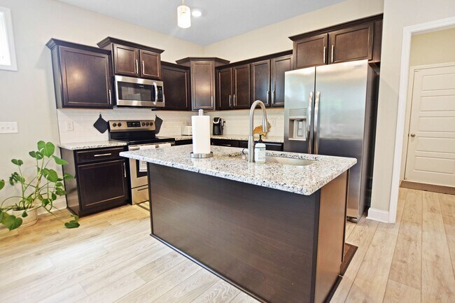 Building Photo - Pet Friendly Three Bedroom with Bonus!