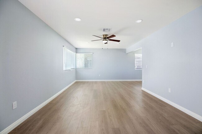 Building Photo - FULLY RENOVATED 2 Bedroom/ 2 bathroom cond...