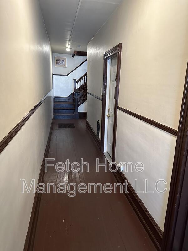 Building Photo - 722 East King Street - Room 2
