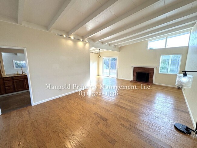 Foto del edificio - Beautiful 3-Bed, 2 Bath Mission Fields Home in Carmel-by-the-Sea with Modern Kitchen and Hardwood...