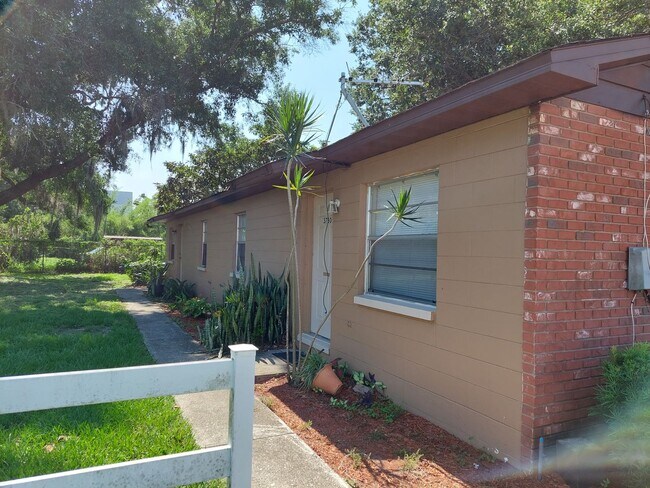 Foto del edificio - 2 Bed / 1 Bath Apartment - RENT SPECIAL! 50% OFF OF FIRST MONTH'S RENT