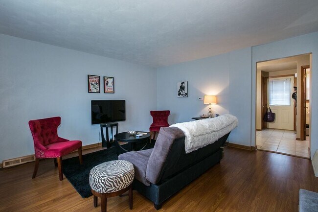 Foto del edificio - 3727 Hillcrest Rd