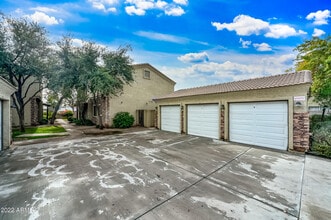 Building Photo - 2419 W Vista Ave