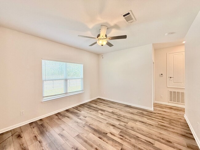 Building Photo - Spacious 2-Bedroom Duplex