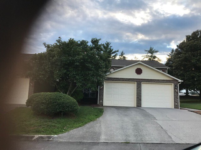 Foto principal - Maryville 37801 - 2 bedroom, 1.5 Condo with a 1-car garage - Contact Ed Johnson (865) 924-5045