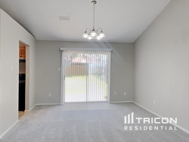 Foto del edificio - 3913 Big Leaf Ln