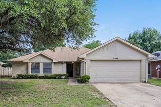 Building Photo - 3309 Creekwood Ln