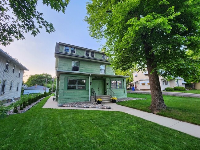 Building Photo - 1699 Saint Clair Ave