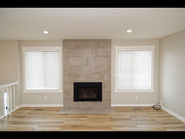 Foto del edificio - Beautifully Remodeled Home with Two Car Garage and Large Backyard!