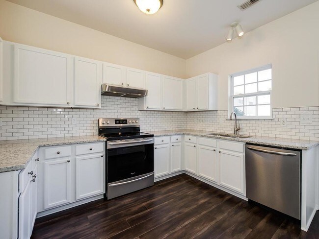 Foto del edificio - 3023 Nevin Place Dr