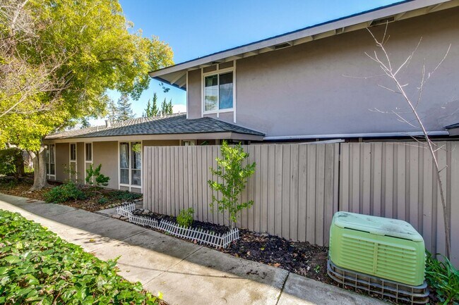 Foto del edificio - 2-Bed Cupertino Home with Private Yard, In-Unit Laundry, Pool and Clubhouse