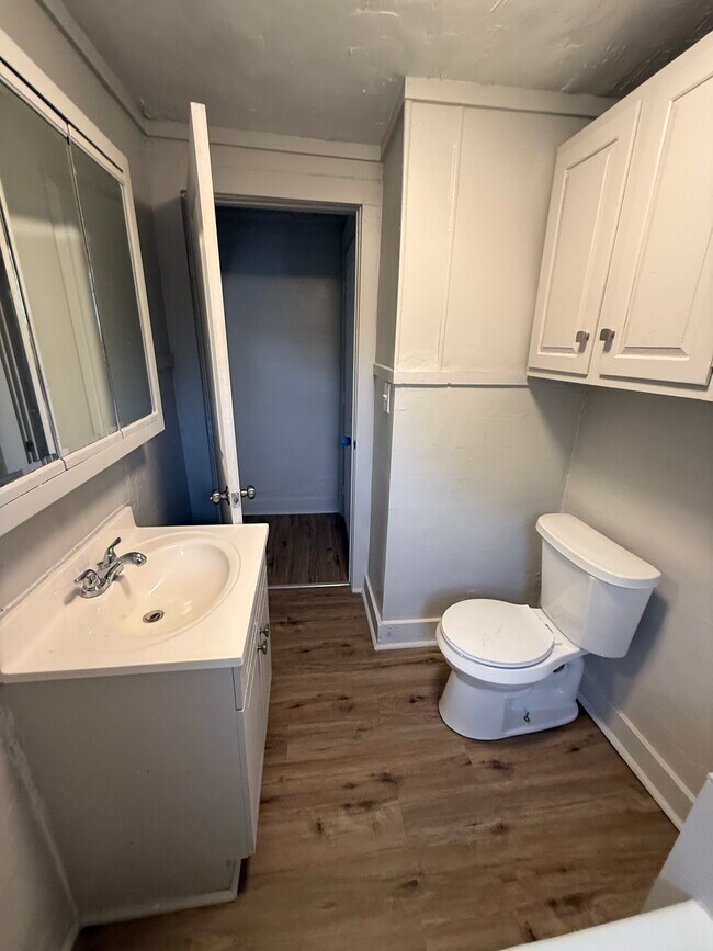 Building Photo - 109 S Maple St