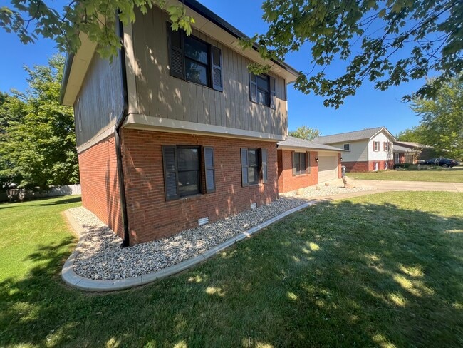 Building Photo - 1506 Burton Ct