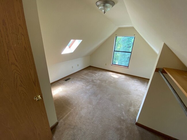 Building Photo - 5 Bedroom brick single family home with ba...