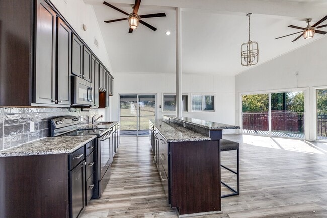 Building Photo - 4012 Tennis Club Rd