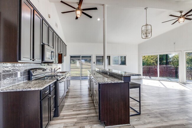 Foto del edificio - 4012 Tennis Club Rd