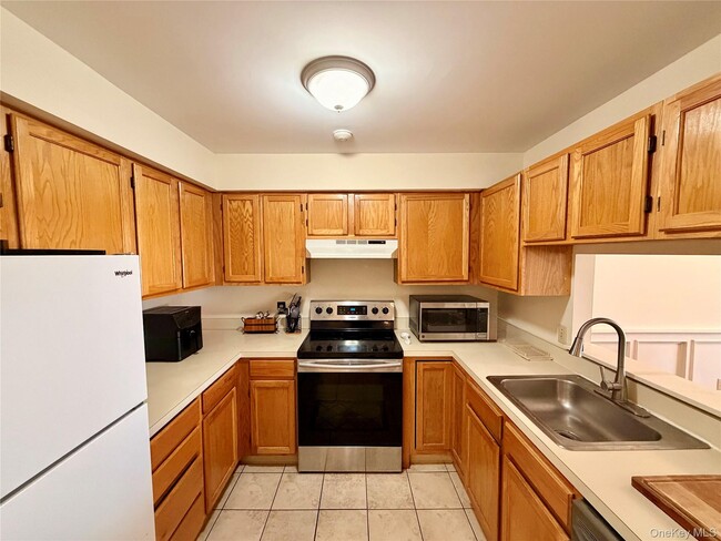 Building Photo - 15 Bayberry Dr